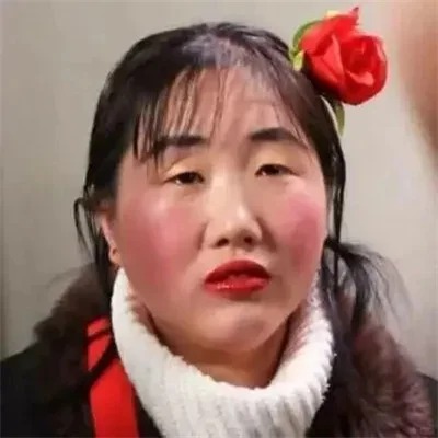 Layout trang điểm đỏ rực như chuẩn bị đi mở họp fan club ngoài chợ xã.