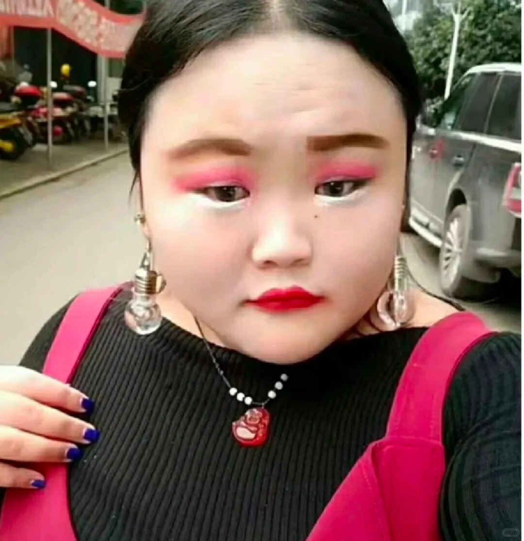 Visual này là định nghĩa chân phương của ảnh gái xấu nhưng tự tin không ai cản được.