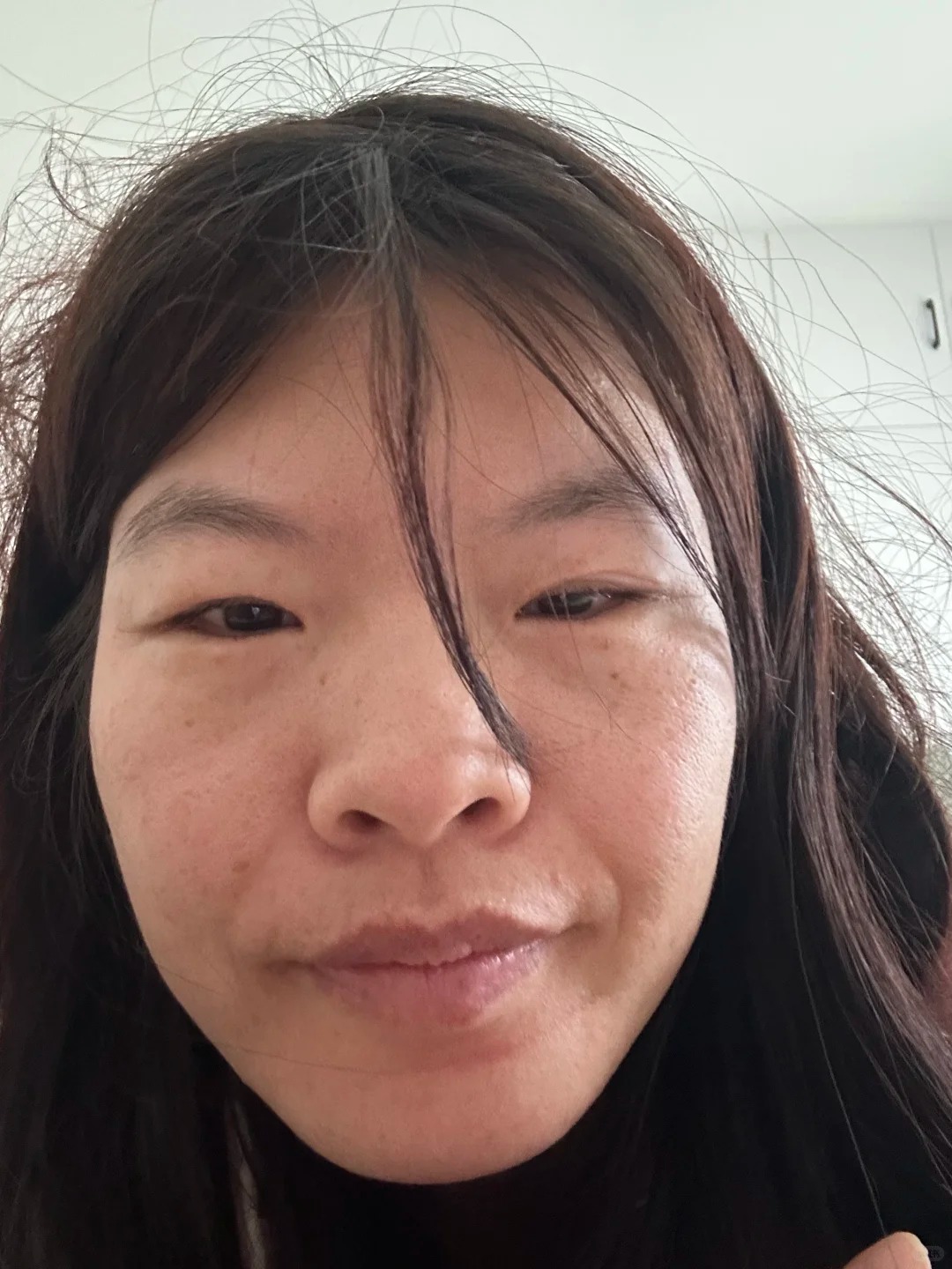 Cười nhẹ mà ánh mắt nói “tụi bây không hiểu nỗi lòng tao đâu”.