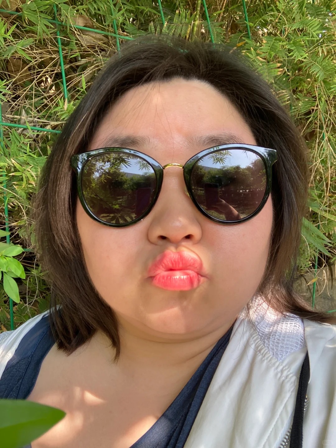 Selfie kính râm, vibe nghỉ dưỡng 30k/đêm kèm gói nước suối.