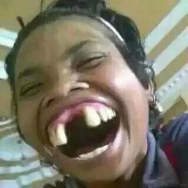 Tạo dáng cắn môi mà filter lại chọn chế độ “hỗn loạn phong cách”.