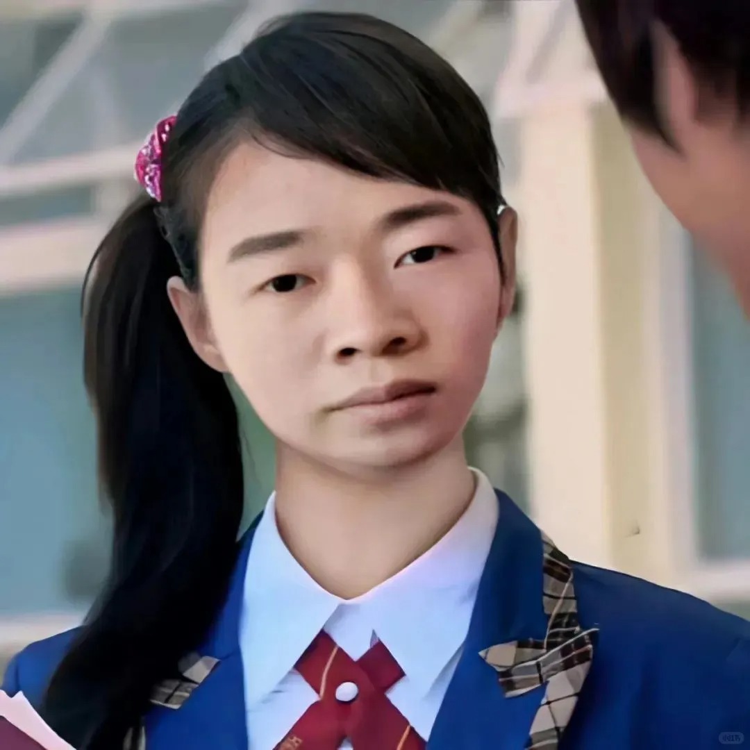 Đồng phục gương mặt nghiêm túc, ảnh gái xấu chuẩn nhân vật cameo ở đoạn gây cười.