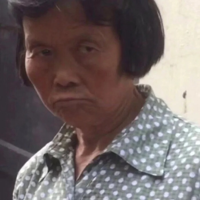 Ánh mắt ngước lên trời như đang xin wifi từ vũ trụ.