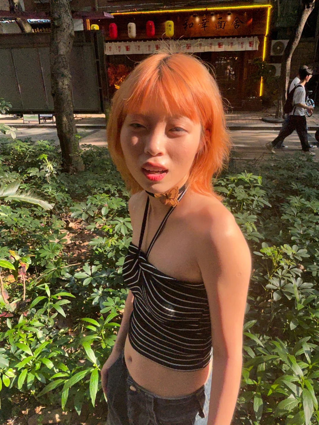 Mái tóc cam cháy rực, biểu cảm cháy thêm còn hợp vibe hơn nữa.