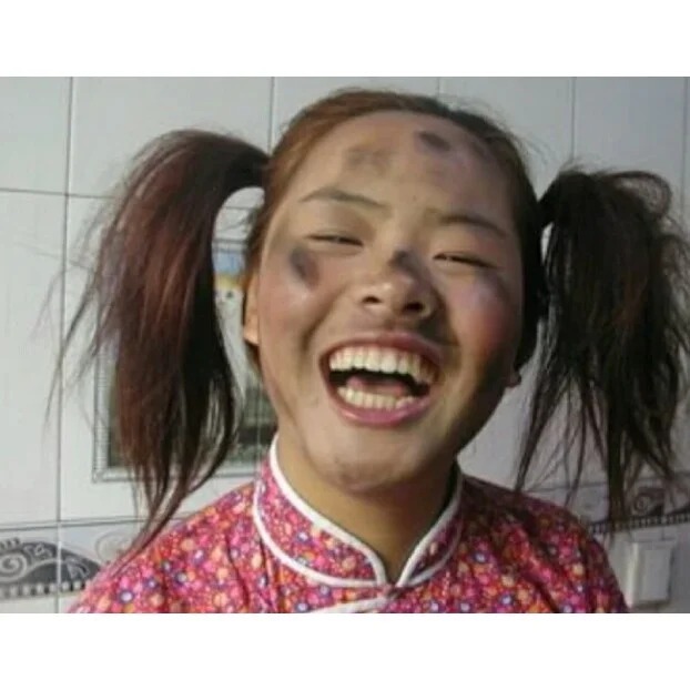 Cột hai chùm tóc mà thần thái lại chọn chế độ đi xin kẹo nhà hàng xóm.