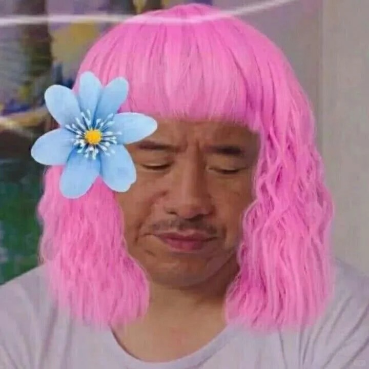 Tóc giả hồng rực, vibe ảnh gái xấu phiên bản cosplay “tiên nữ rớt mạng”.