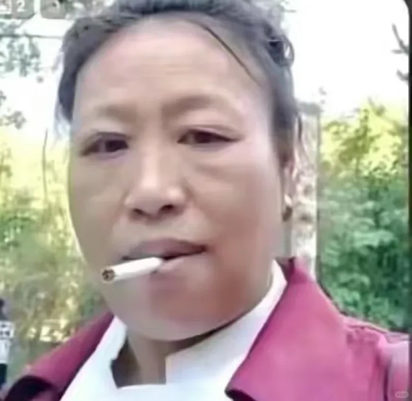 Gương mặt kiên định, vibe “đời cứ đánh, tao vẫn đứng”.