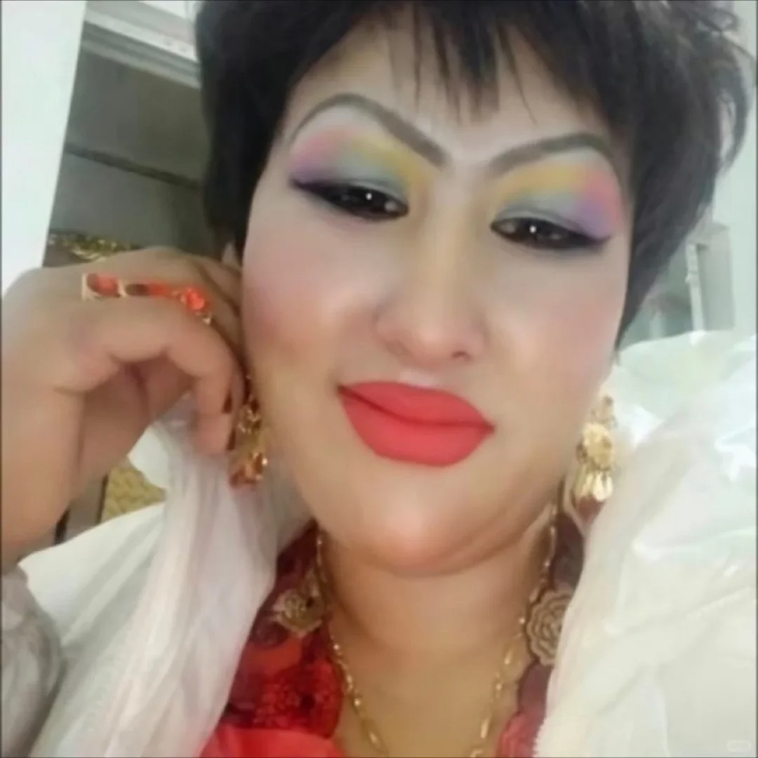 Trang điểm full công suất, thần thái diva xóm 4 sẵn sàng lên mây live show.