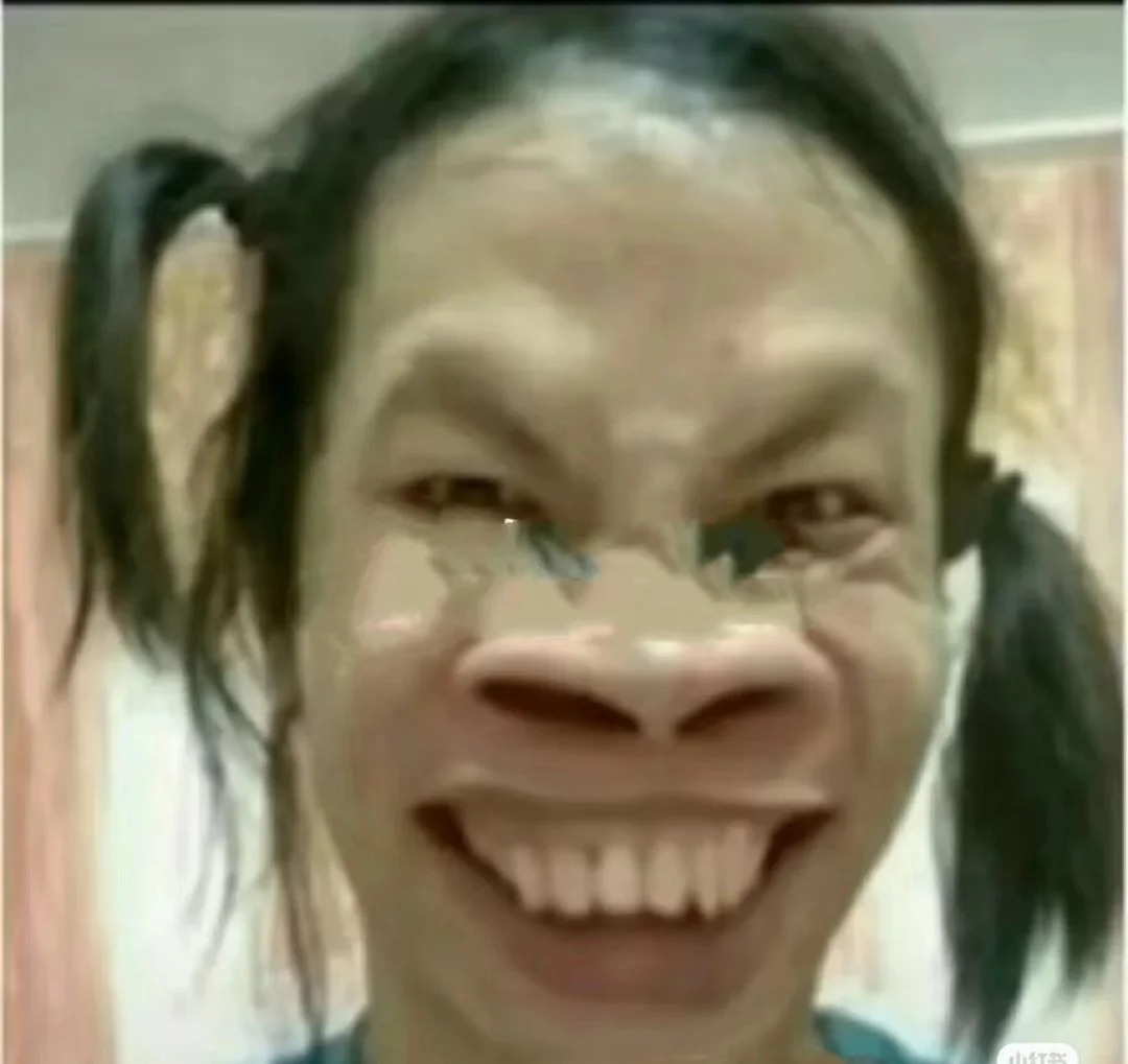 Gái xấu đang nhăn mặt, khoảnh khắc hài hước tự nhiên