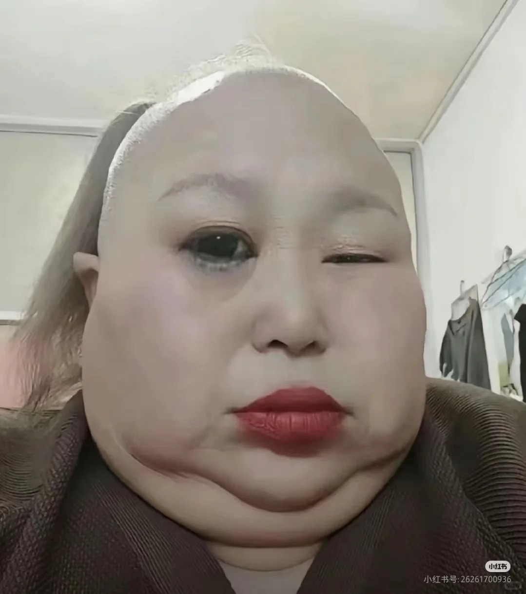 Mặt phúng phính mà biểu cảm lại như đang chuẩn bị xử lý hội đồng group chat.