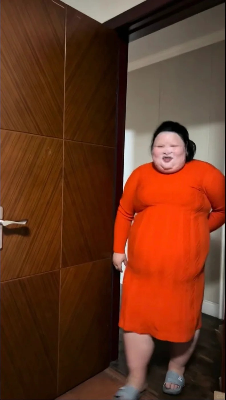 Pose dựa tường outfit cam cực gắt, ảnh gái xấu vibe celeb sự kiện địa phương.