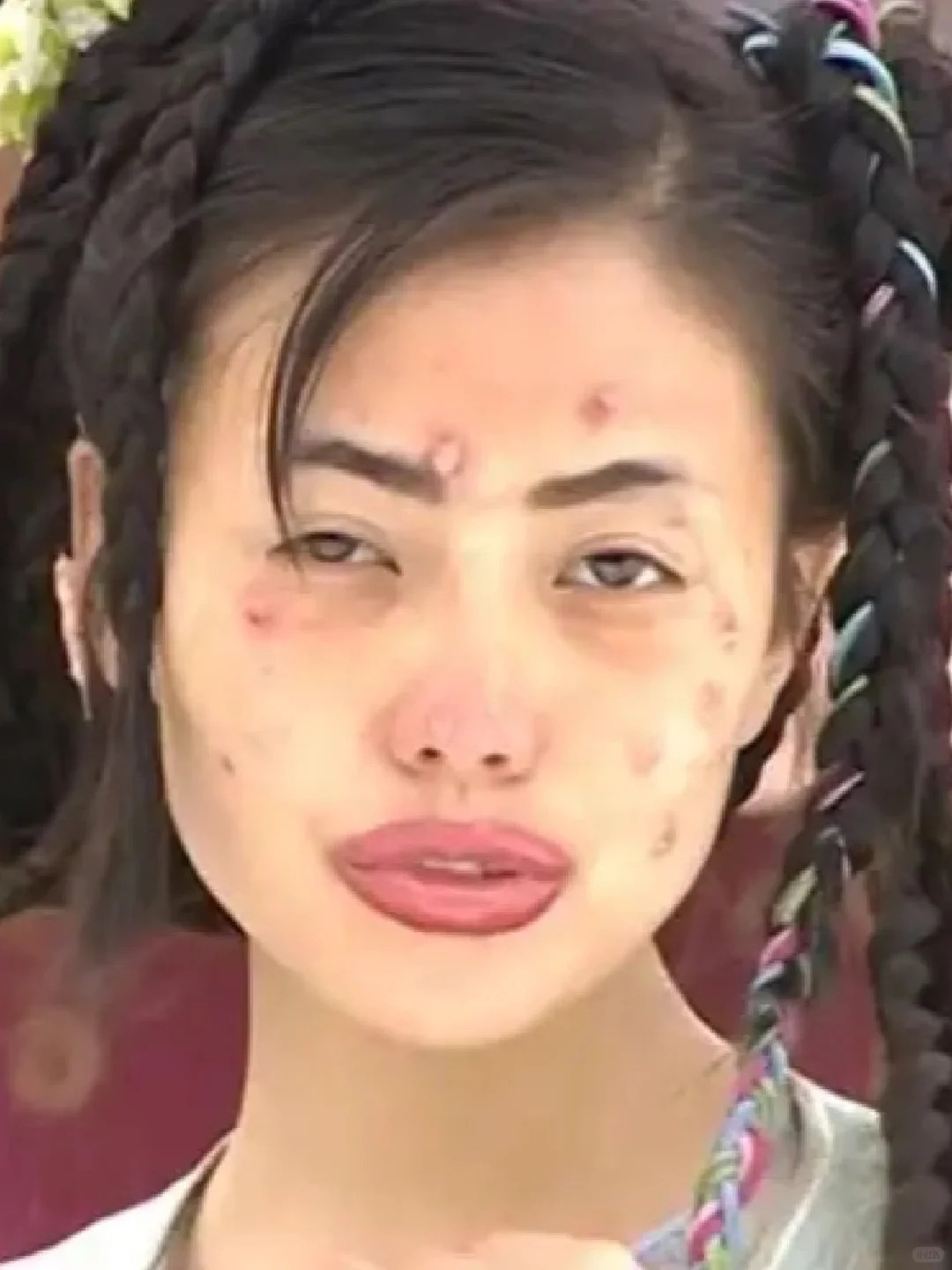 Vẽ mắt như tranh tường, vibe “không ai hiểu nghệ thuật này ngoài tao”.