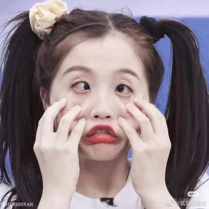 Hai chùm tóc mà ánh mắt lại như “đừng nói chuyện với tao hôm nay”