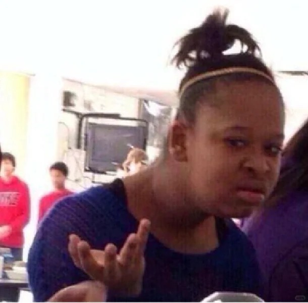 Biểu cảm hờn cả nhân loại trong khi tay vẫn cầm đồ ăn không buông.