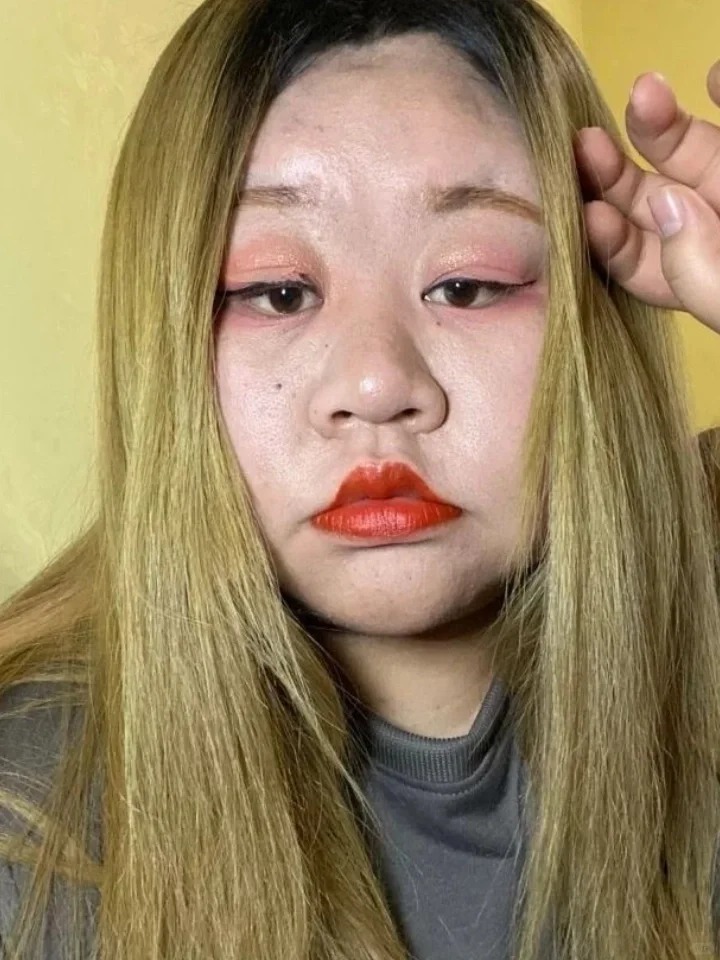 Tóc dài buông lơi, gương mặt nói “cuộc đời khó, tao còn khó hơn”.