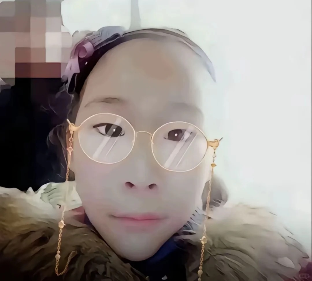 Selfie camera trước với vibe “thần học lớp 7, tư tưởng lớp 12”.