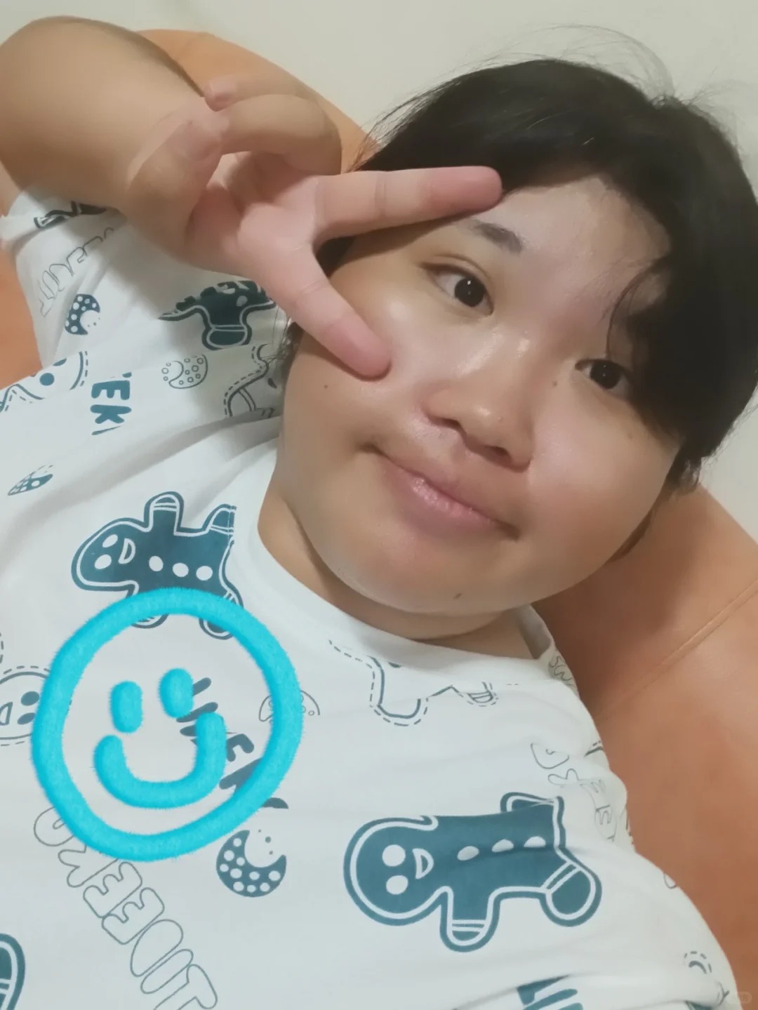 Giơ tay tạo dáng nhưng biểu cảm lại như đang hỏi vũ trụ xem ngày mai có ngập không.