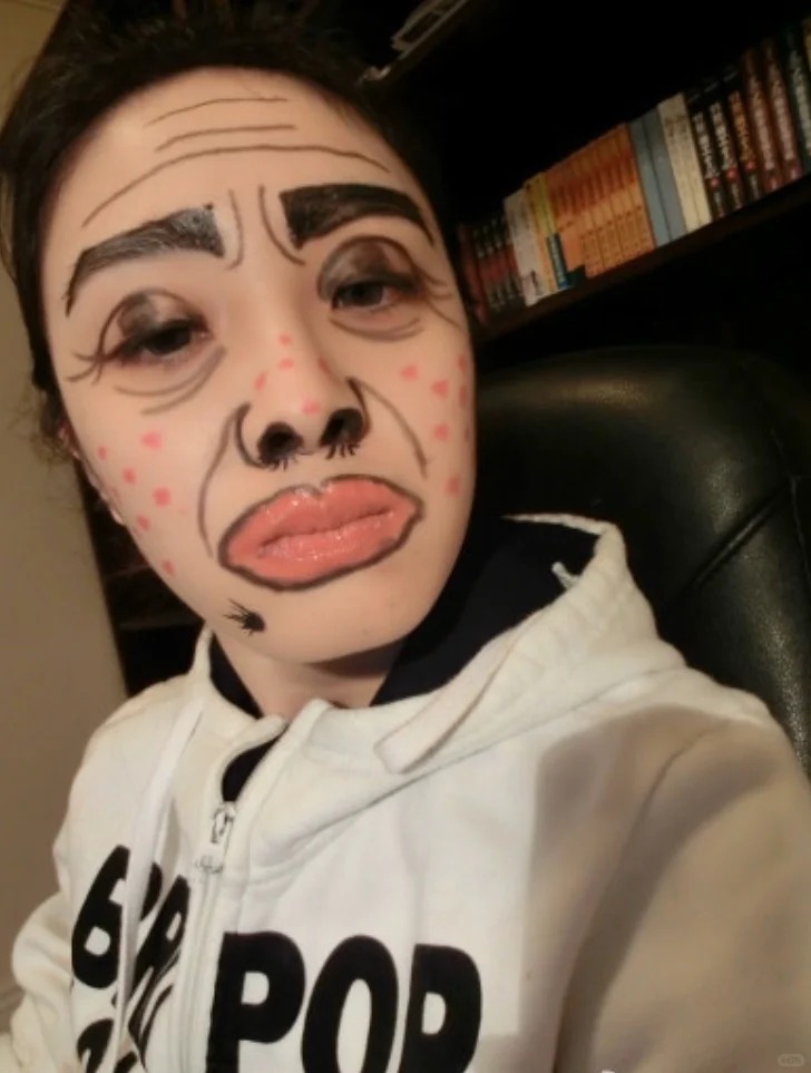 Nụ cười treo môi nhưng đôi mắt mệt mỏi kể câu chuyện dài 400 tập.