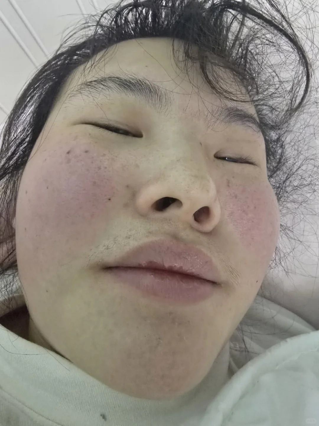 Gái xấu tạo dáng chụp hình cùng bạn, biểu cảm cưng xỉu 😍