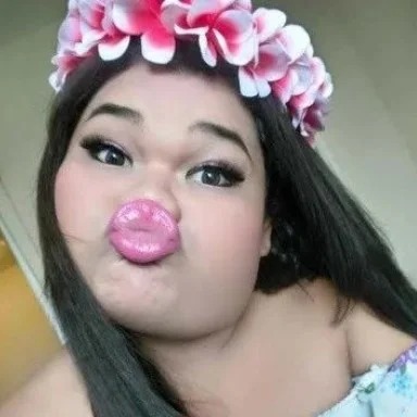 Hình gái xấu đang chơi đùa, ánh mắt ngây thơ dễ mến