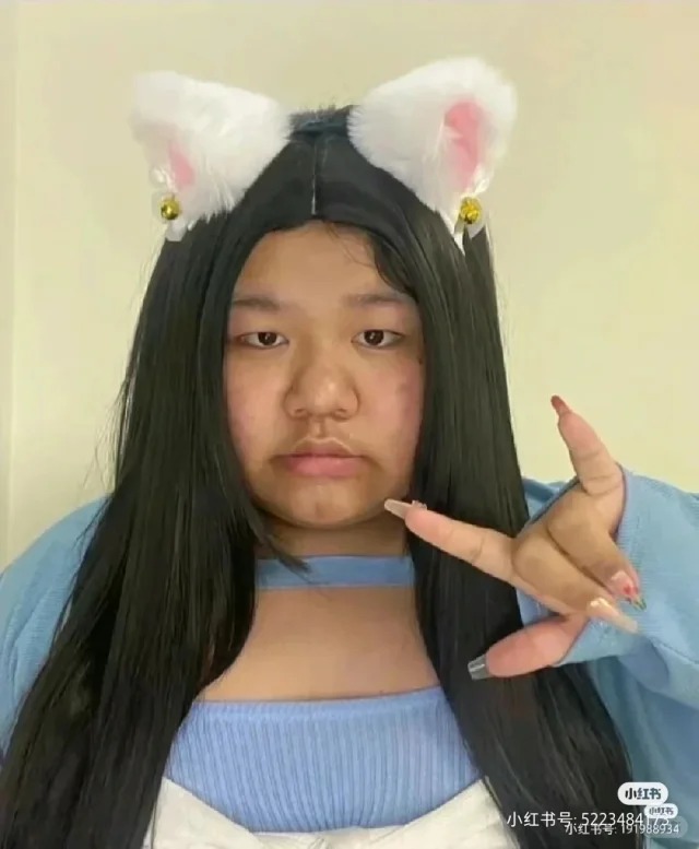 Đeo tai thỏ nhưng ánh mắt lại nói “tao đâu có cute như mày nghĩ”.