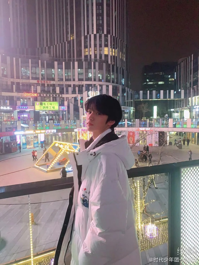 Dáng đứng tự nhiên, đúng vibe ảnh trai đẹp 14 tuổi 💕