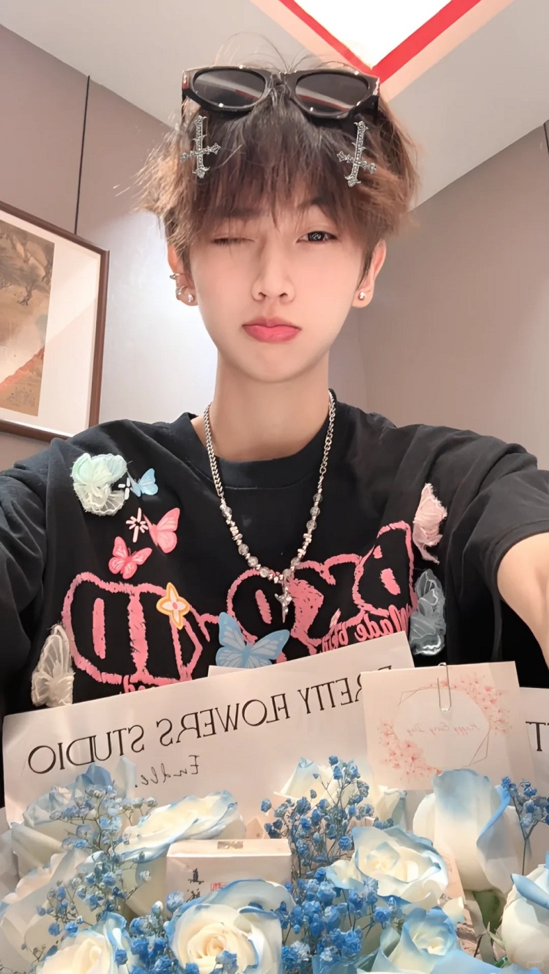 Gương mặt ngây thơ, ánh nhìn cực hiền 🩵