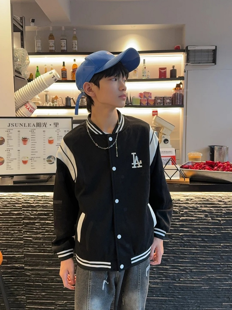 Chụp ngoài phố, thần thái cực kỳ dễ thương 🏙️