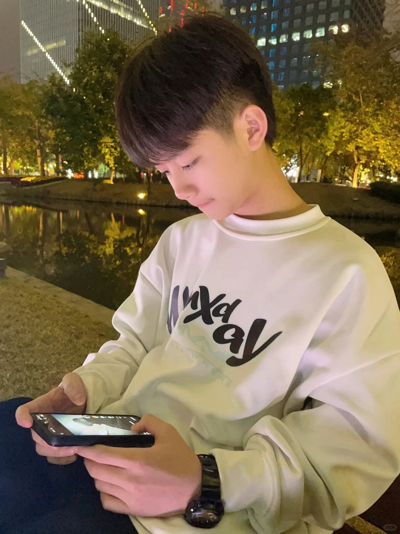 Ảnh trai đẹp 14 tuổi đọc sách chill buổi tối 📖