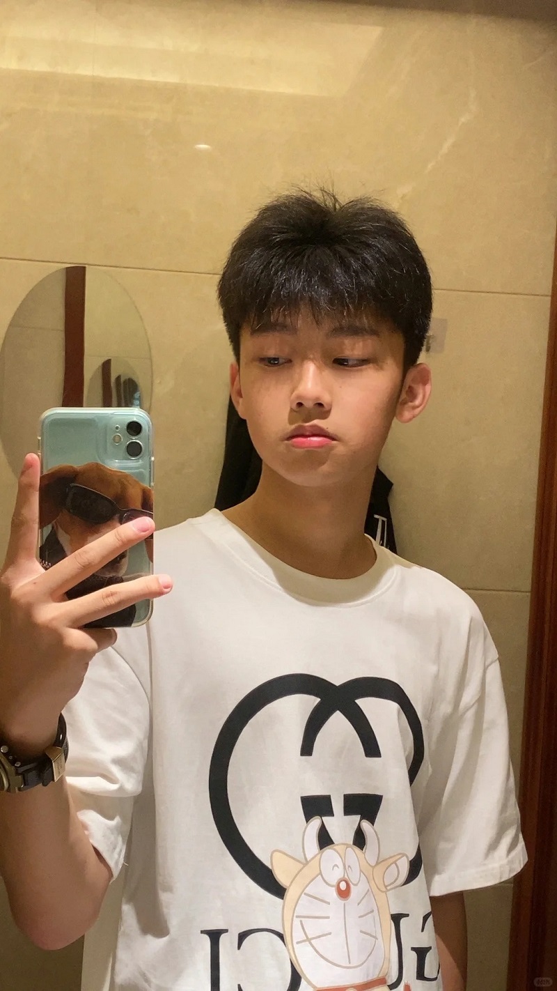 Áo trắng, ánh nhìn hiền lành – chuẩn hot boy học đường 💫