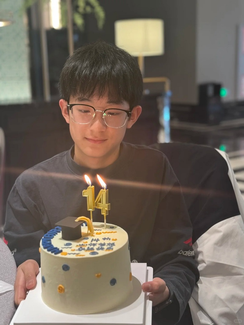 Ảnh trai đẹp 14 tuổi thổi nến sinh nhật siêu dễ thương 🎂
