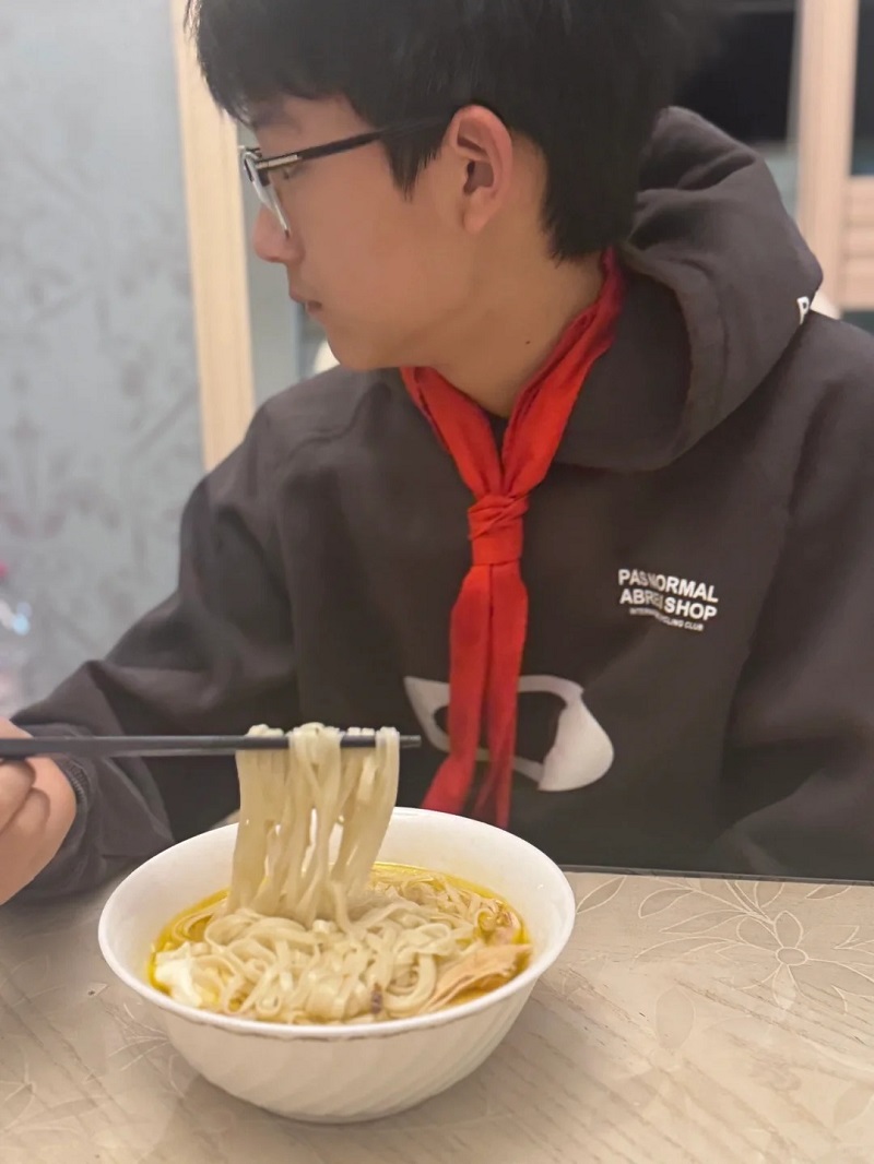 Trai 14 tuổi mỉm cười bên bánh kem, vibe ấm áp 🎉