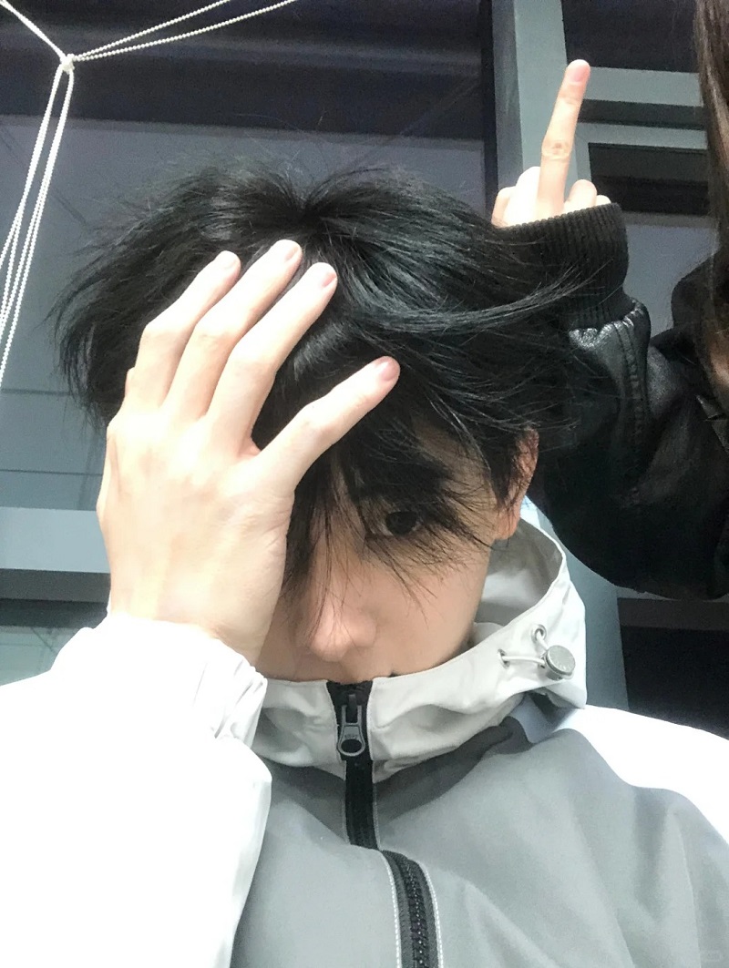 Ảnh trai đẹp 14 tuổi che mặt ngại ngùng, đáng yêu ghê 😆