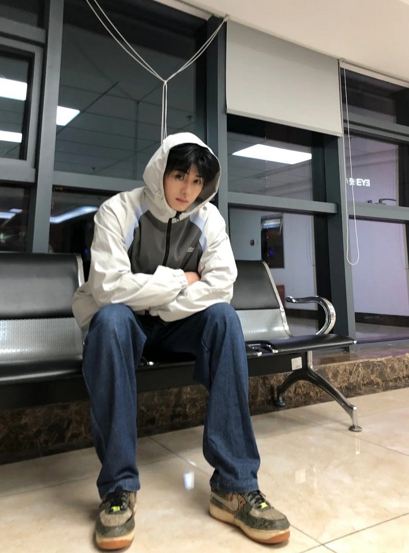 Trai tuổi 14 trong khung cảnh thành phố, vibe cực chill 🌆