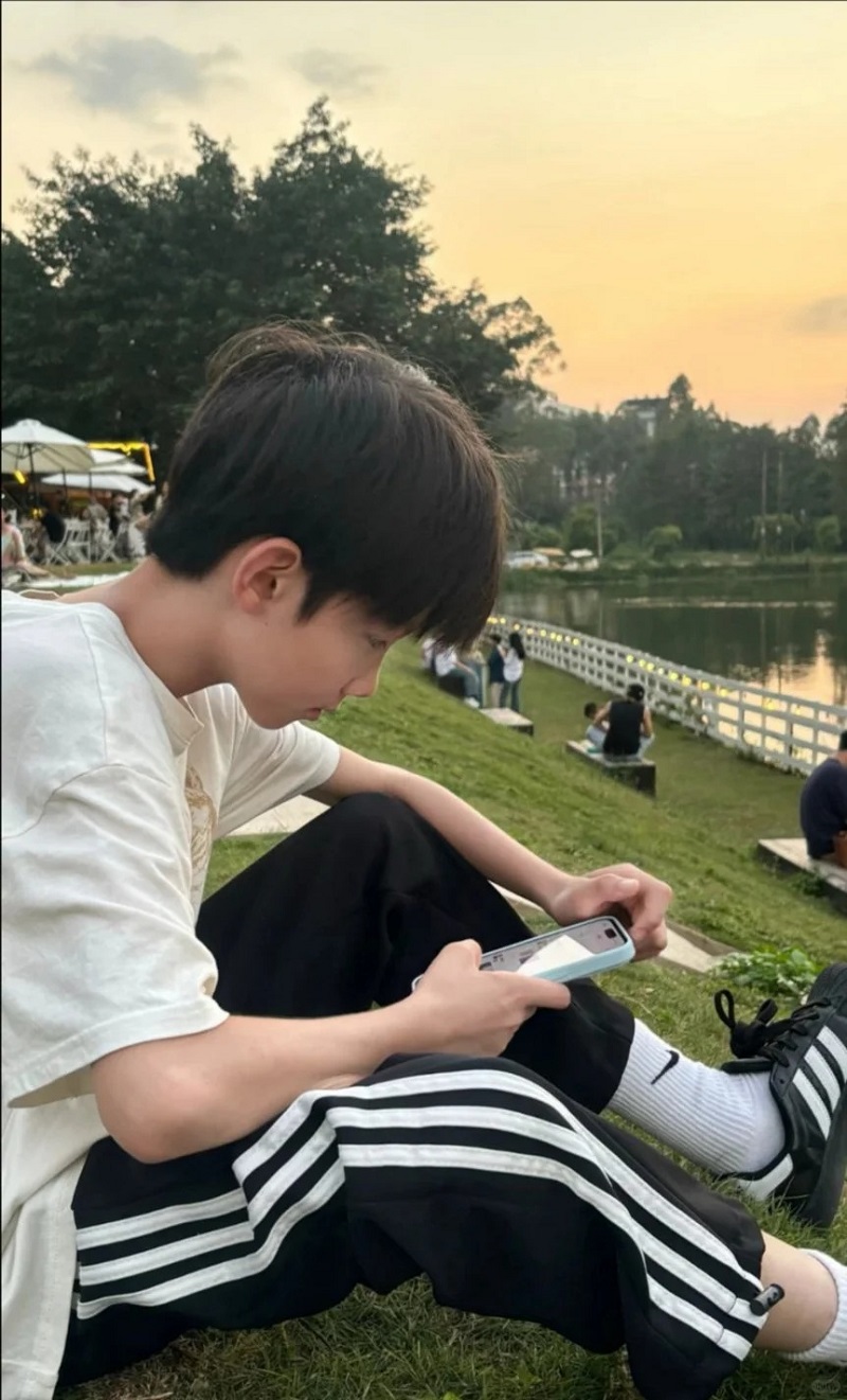 Cậu bạn 14 tuổi ngồi suy tư, nhìn xa mơ mộng 🌙