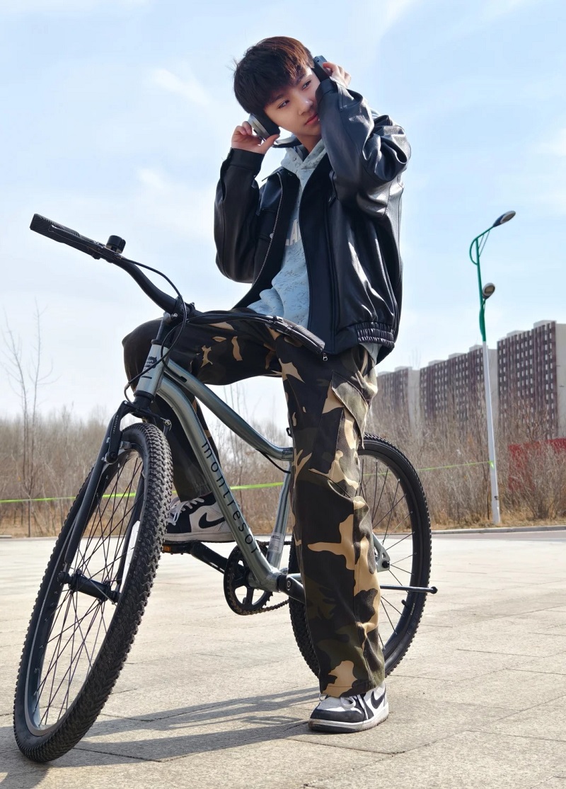 Cậu bé 14 tuổi tạo dáng cùng xe đạp, năng động cực 🛴