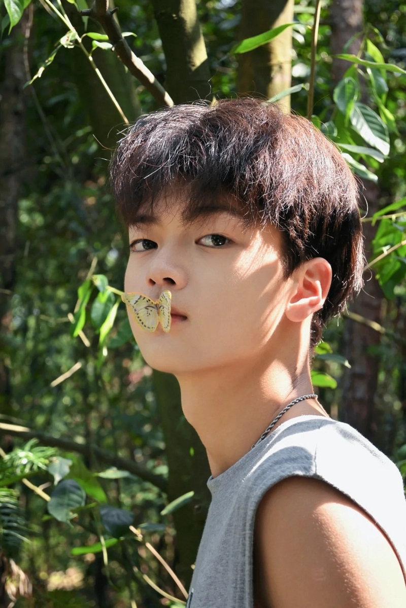 Ánh nắng xuyên qua tóc – trai 14 tuổi chill cực 🌤️