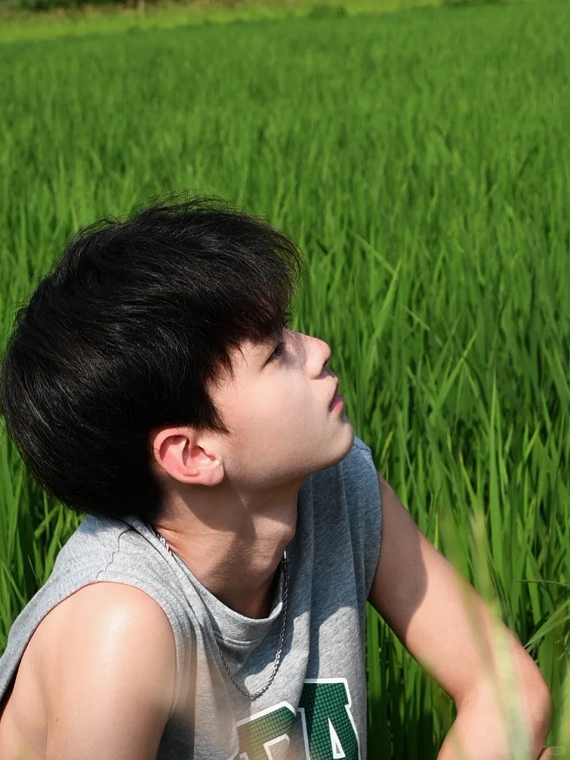 Ảnh trai đẹp 14 tuổi ngoài đồng cỏ, vẻ hiền lành 🪻