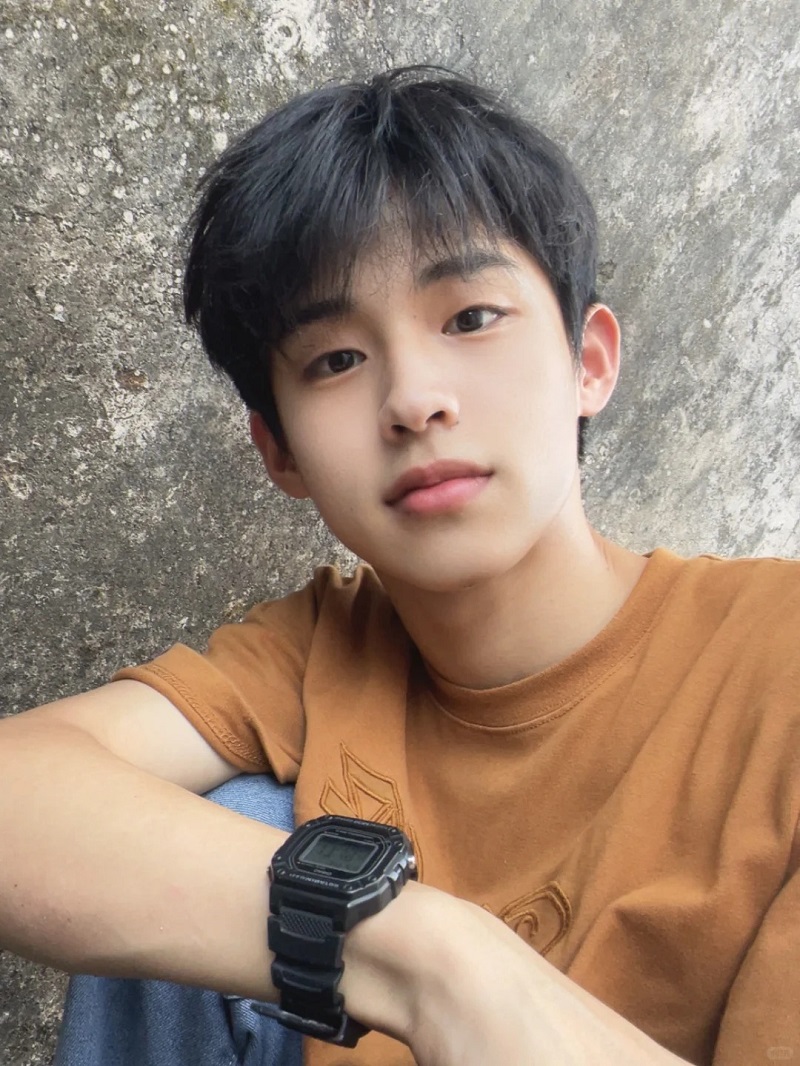 Biểu cảm ngầu nhẹ – hot boy tuổi teen chính hiệu 🔥