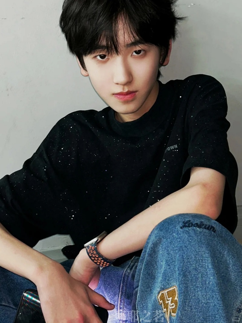 Gương mặt thư sinh, nụ cười nhẹ tan chảy con tim 💖