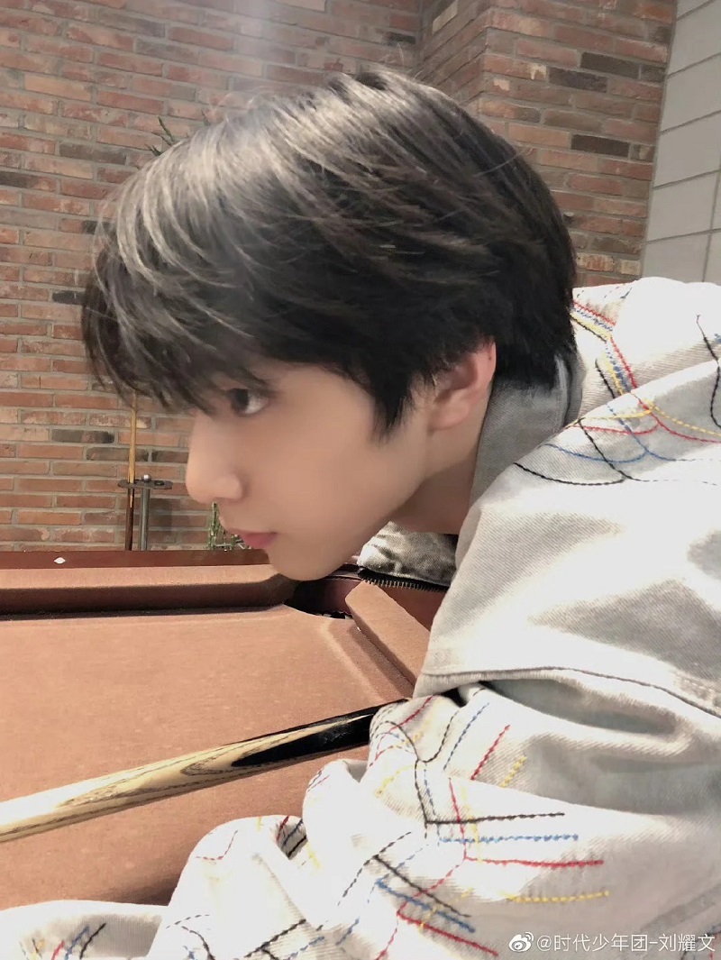 Trai 14 tuổi ngồi trầm tư, nét hiền rất cuốn 🩶