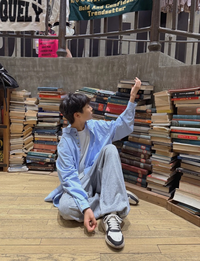 Dáng ngồi thoải mái, thần thái đáng yêu 🧃