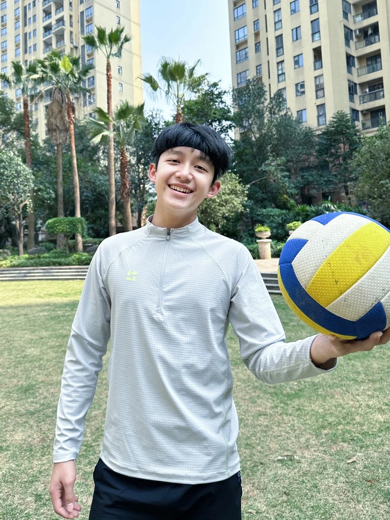 Ảnh trai đẹp 14 tuổi chụp ngoài sân, vibe tươi mới 🌈