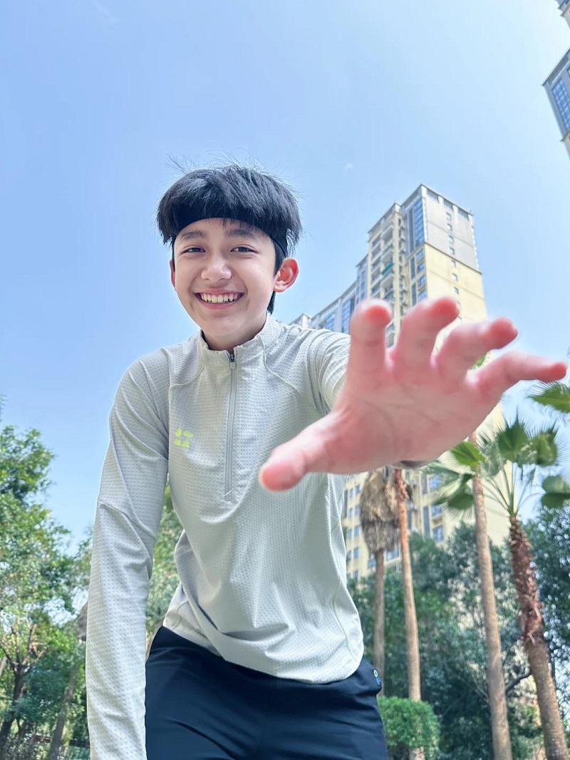 Trai 14 tuổi giơ tay trước ống kính, biểu cảm dễ thương 📸