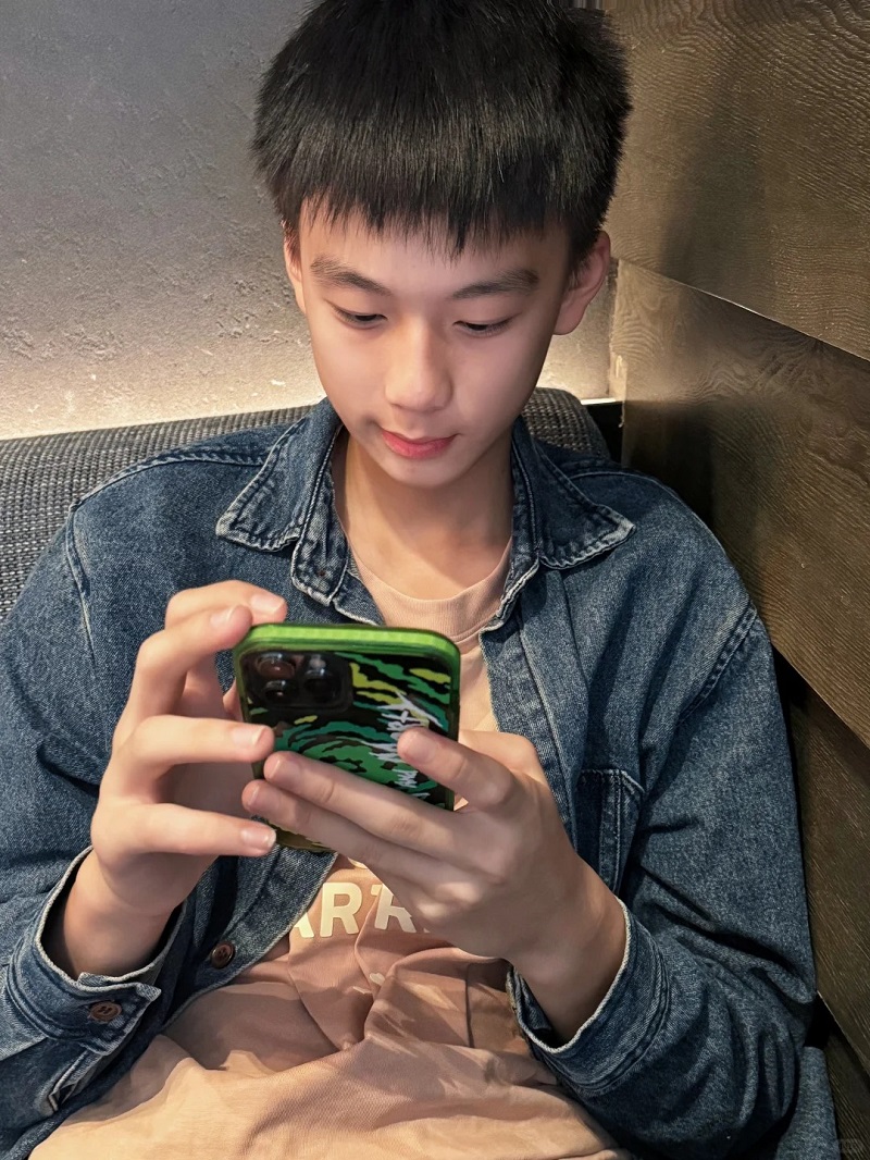 Áo sơ mi mở khuy nhẹ, thần thái cực tự nhiên 😎