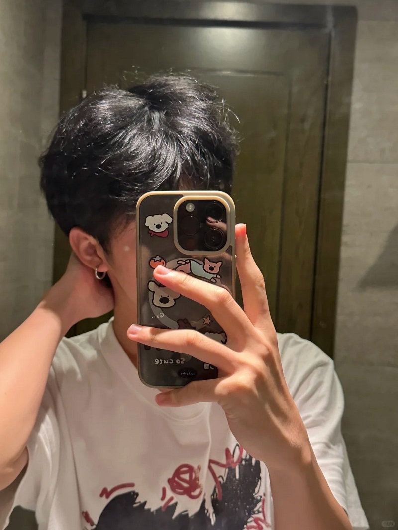 Trai 14 tuổi cầm điện thoại selfie, cực đáng yêu 💕