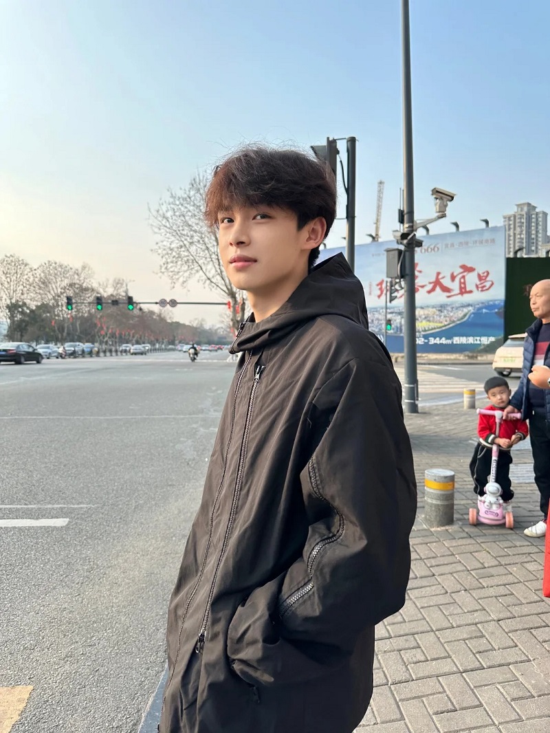 Ảnh trai đẹp 14 tuổi ngồi ghế công viên, chill cực 🪴