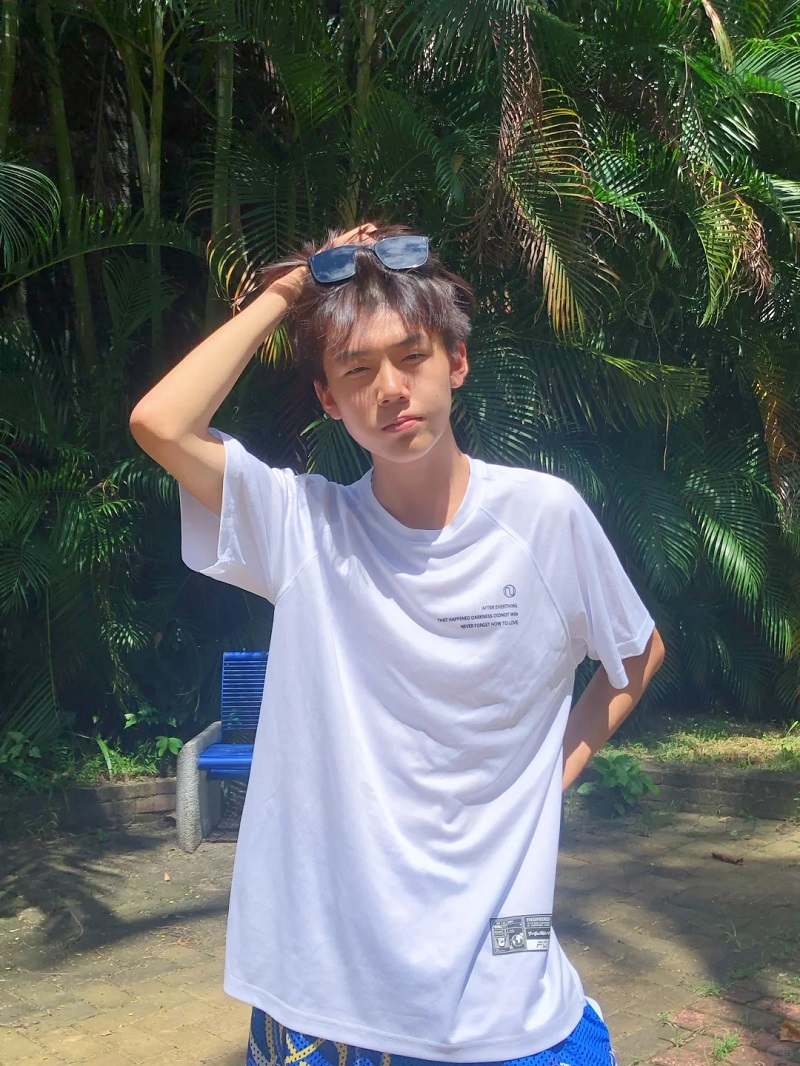 Dáng đi tự nhiên, ánh nắng phủ lên vai thật đẹp ☀️