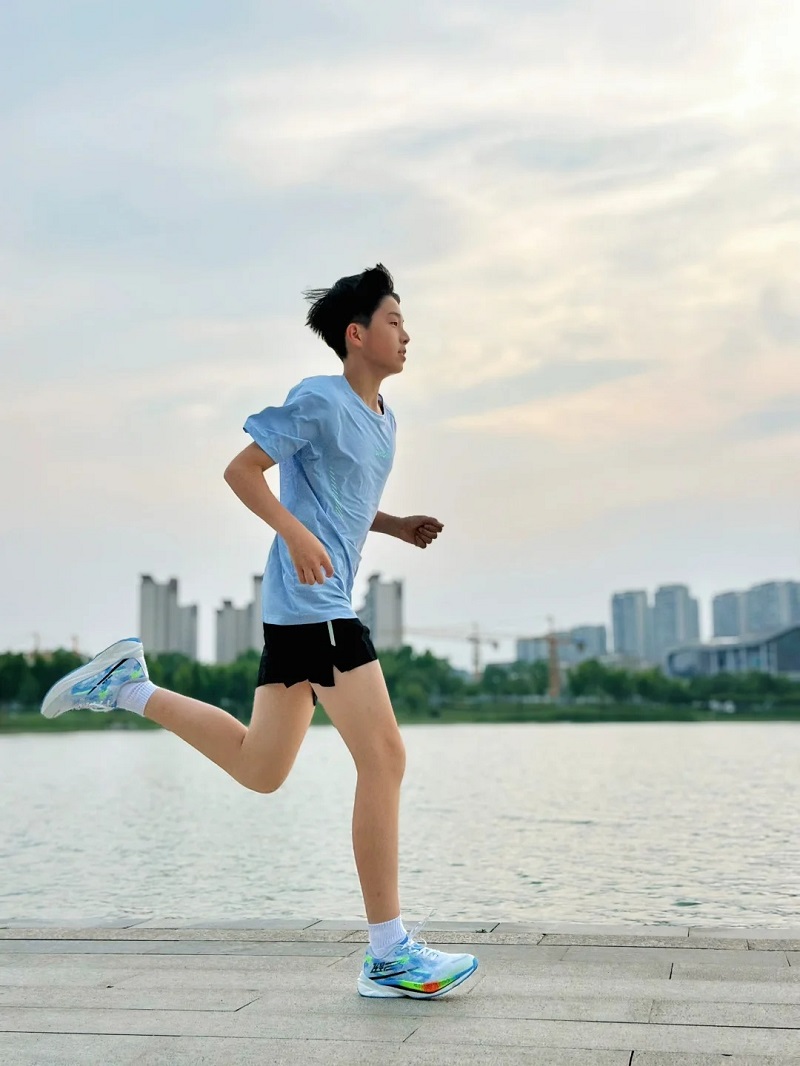 Ảnh trai đẹp 14 tuổi chạy bộ ngoài trời, tràn sức sống 💪