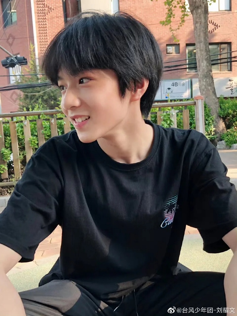 Cười tươi giữa phố – visual trai 14 tuổi xịn xò 😎